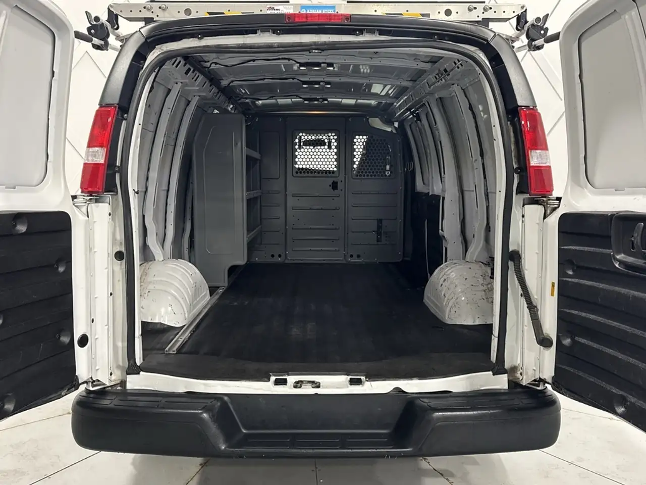 GMC Savana снимка GMC Savana