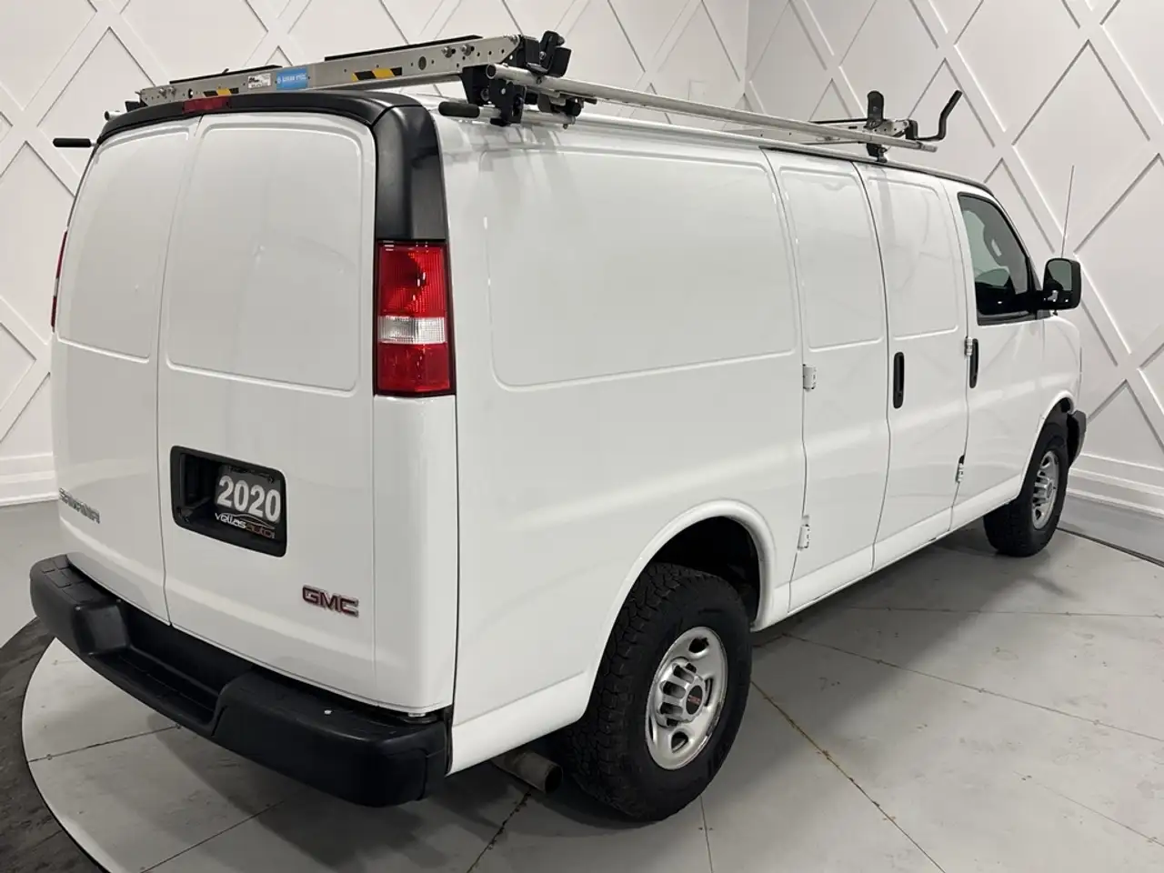 GMC Savana снимка GMC Savana