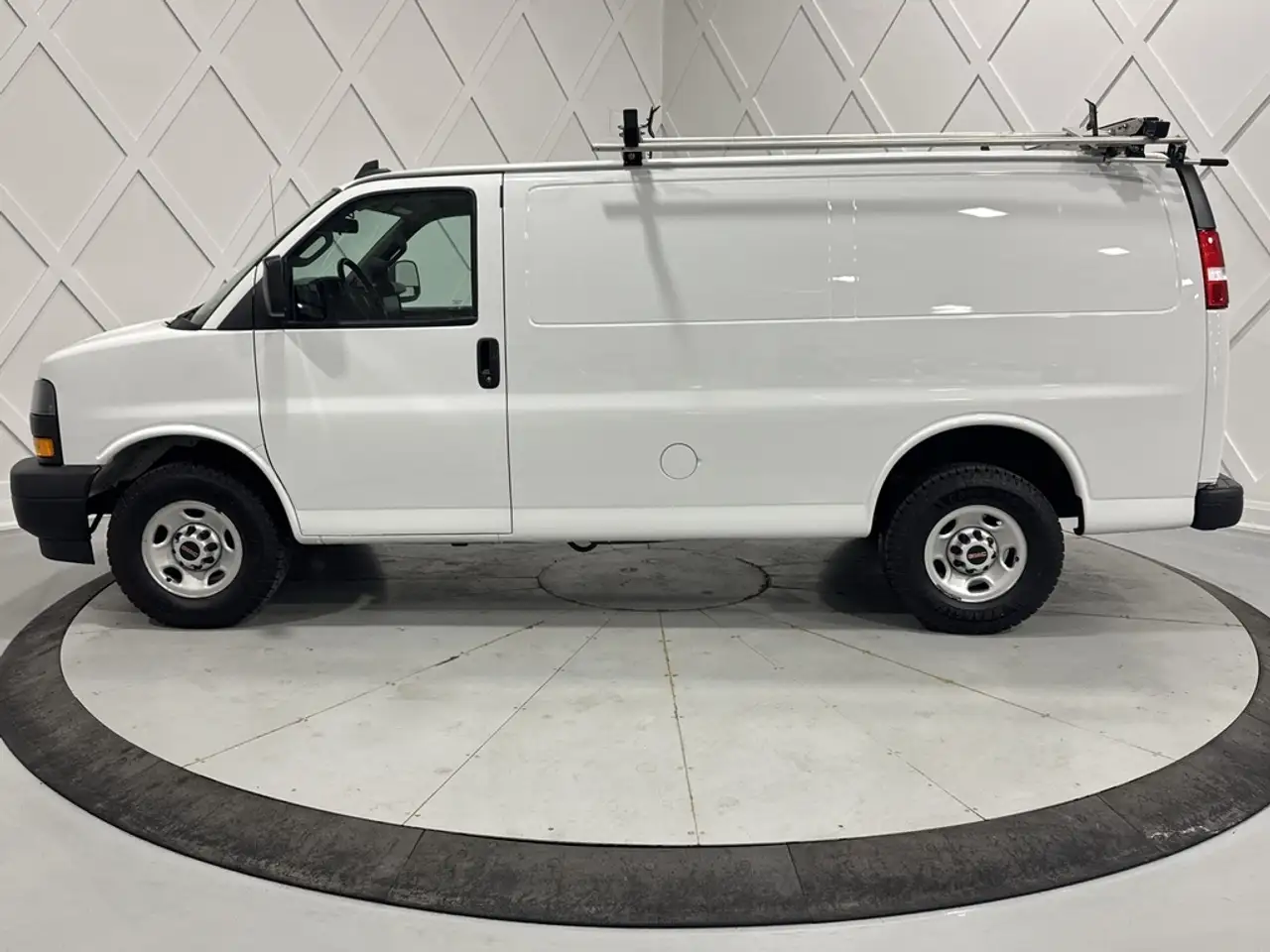 GMC Savana снимка GMC Savana