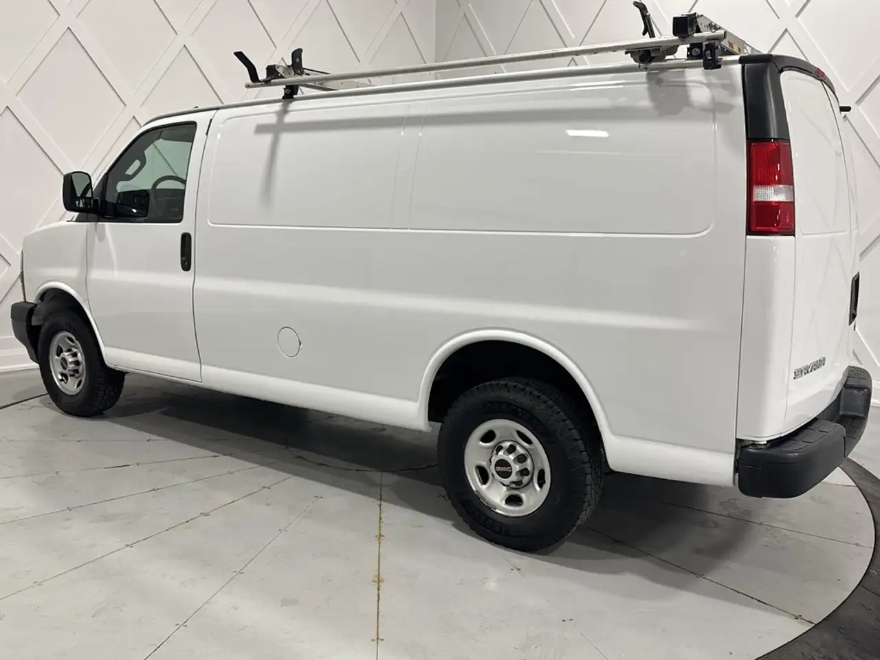 GMC Savana снимка GMC Savana