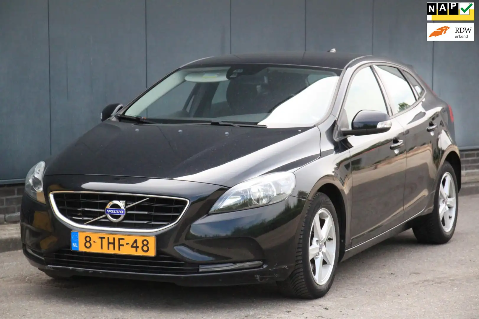 Volvo V40 1.6 T4 Kinetic Navigatie/Parkeersensor/Stoelverwar Zwart - 1