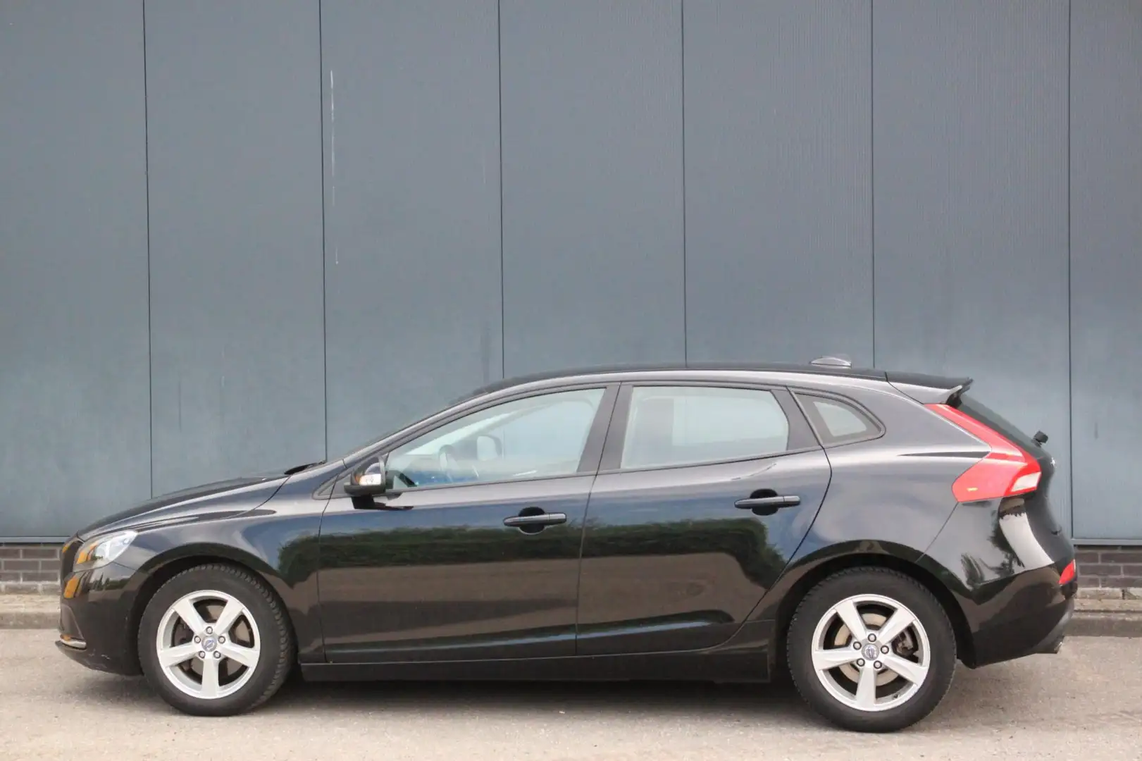 Volvo V40 1.6 T4 Kinetic Navigatie/Parkeersensor/Stoelverwar Zwart - 2