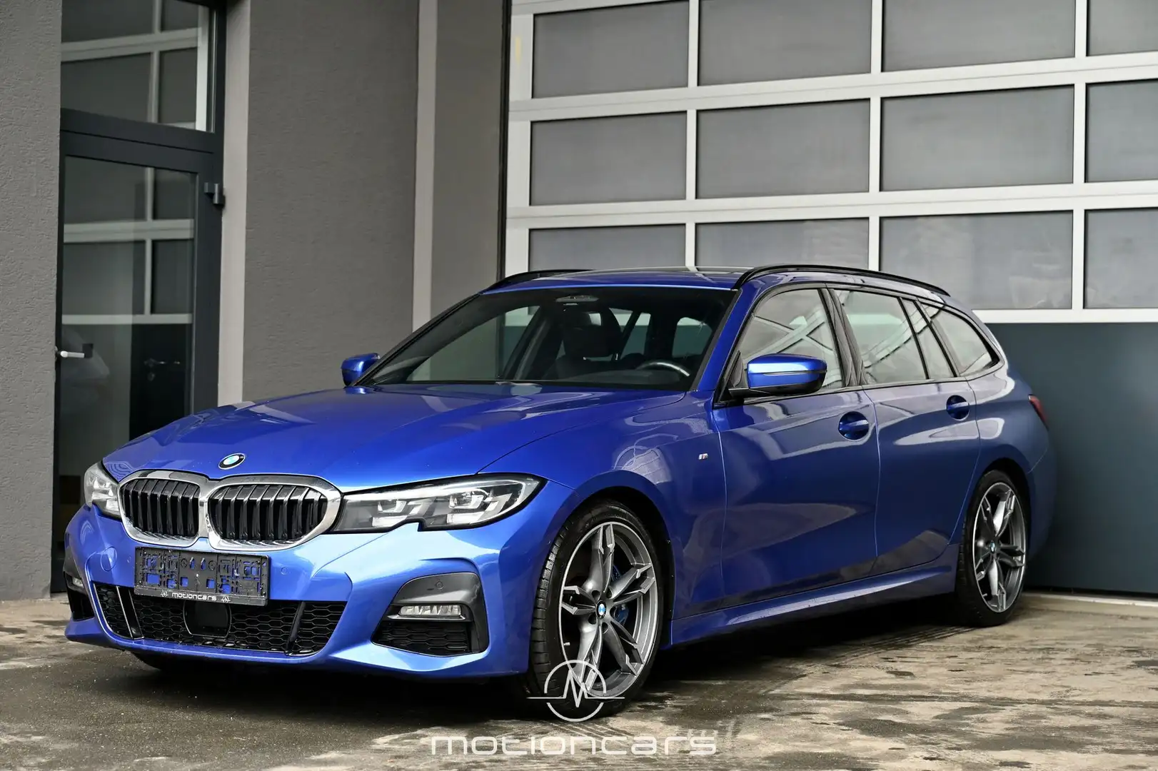 BMW 330 - 330 i M-Sport Touring Aut. plava - 1