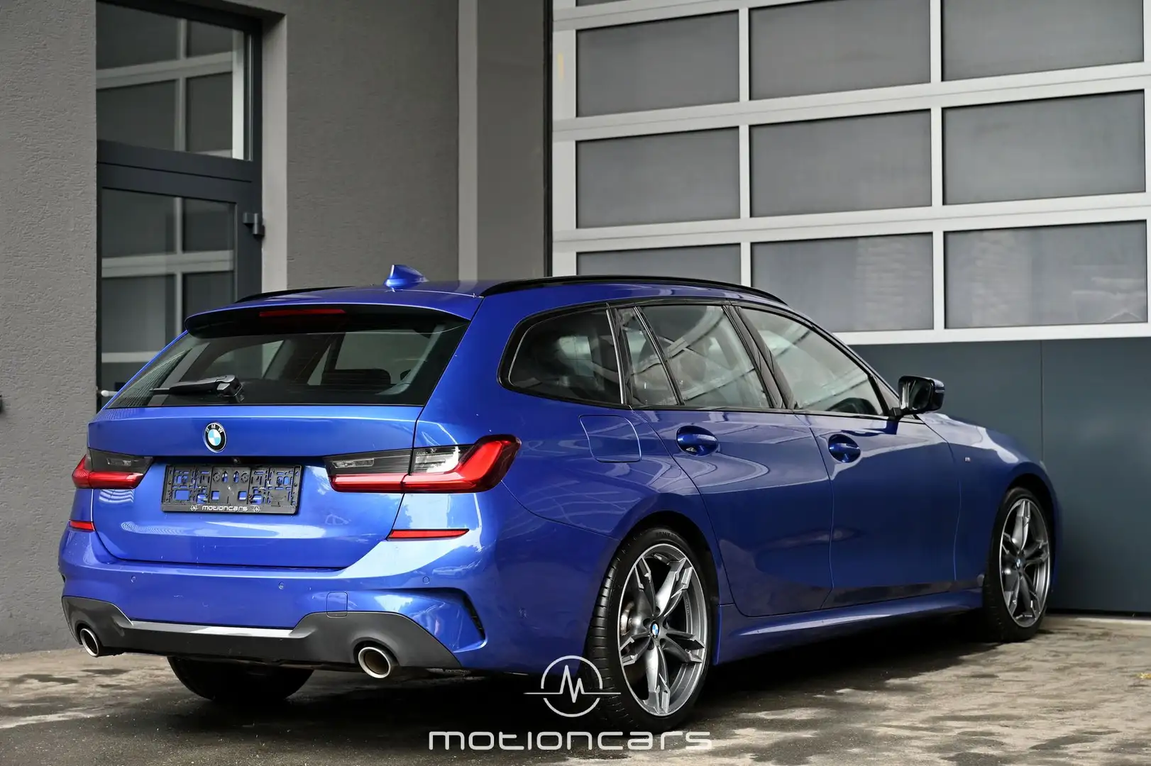 BMW 330 - 330 i M-Sport Touring Aut. plava - 2