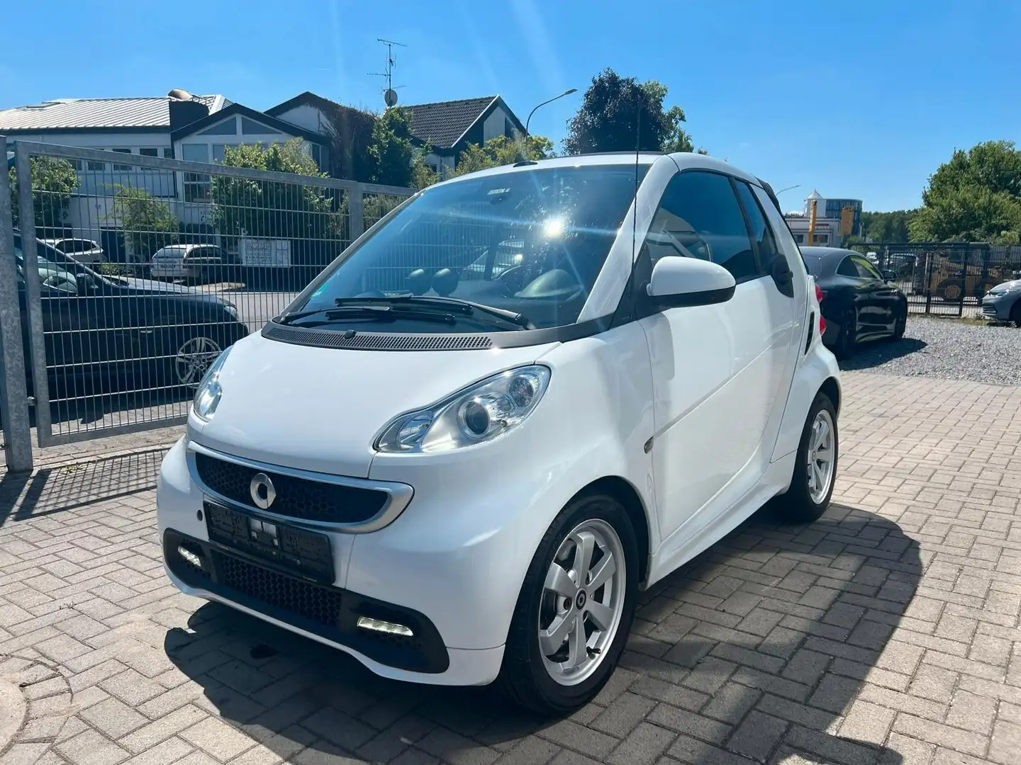 smart forTwo fortwo cabrio Micro Hybrid Drive 52kW Servo Navi Blanc - 1