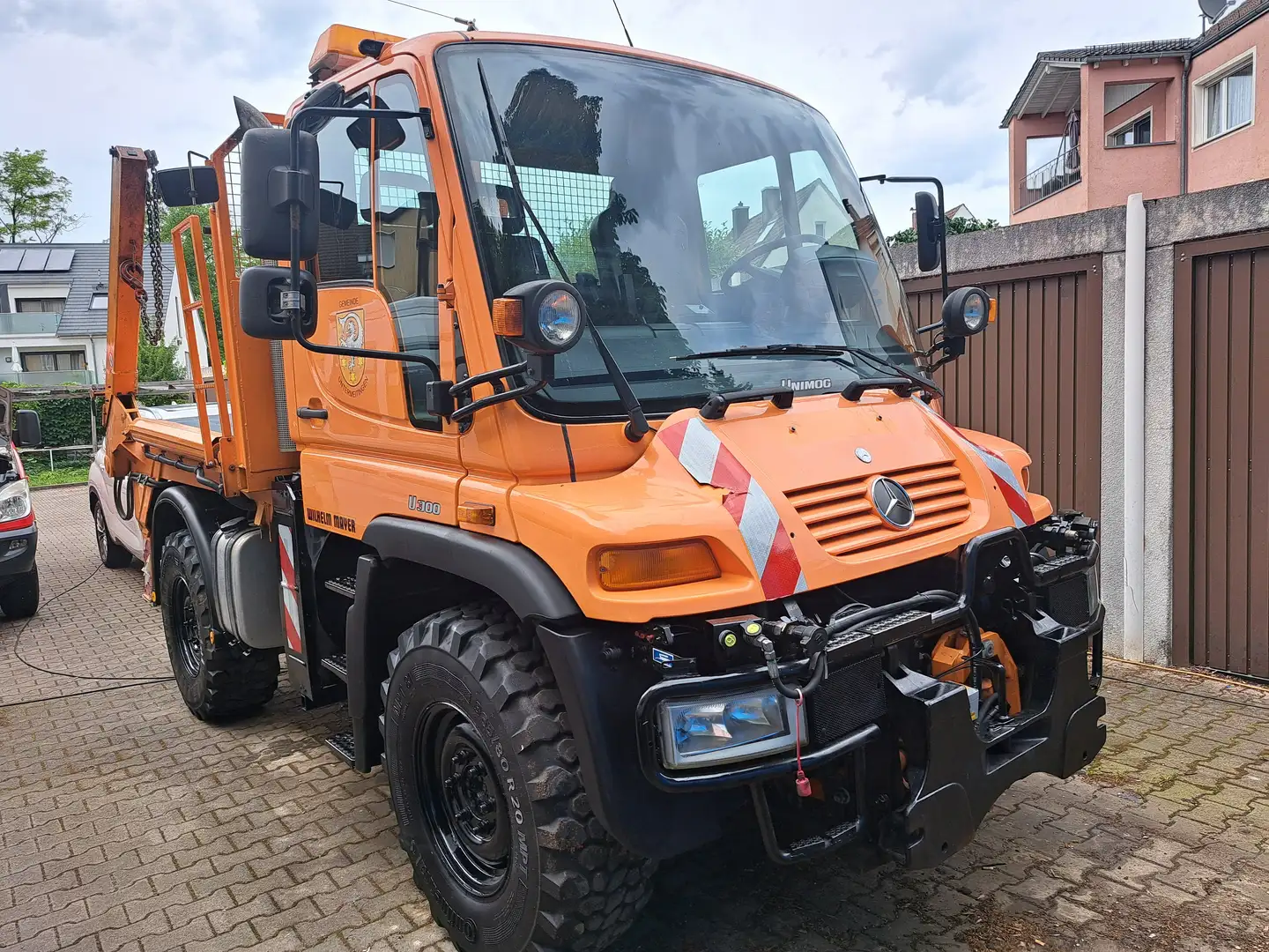 Trucks-Lkw Mercedes-Benz Unimog U300 4x4 Absetzkipper Wechselsy Prits Zapfw Oranje - 1