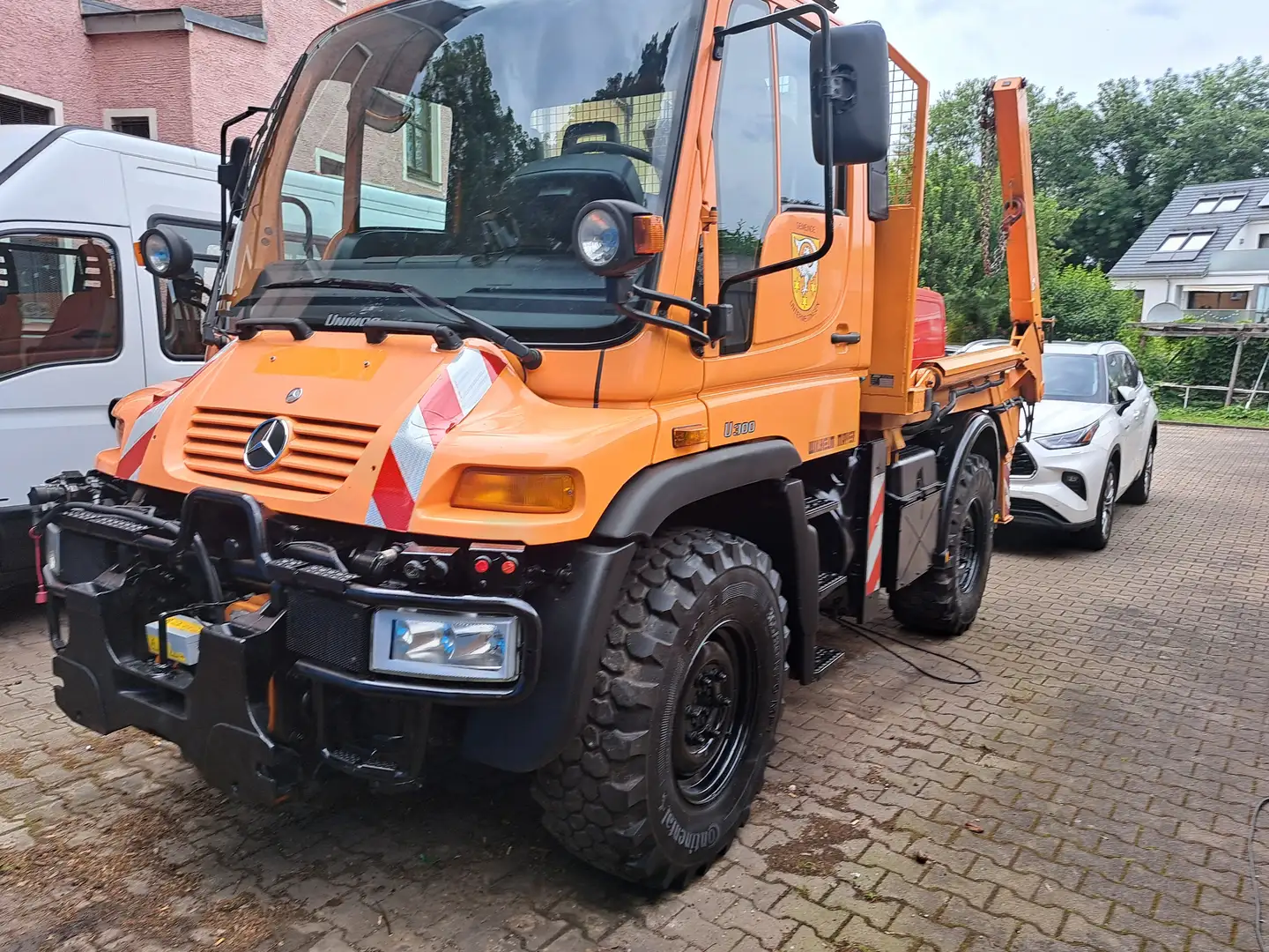 Trucks-Lkw Mercedes-Benz Unimog U300 4x4 Absetzkipper Wechselsy Prits Zapfw Oranje - 2