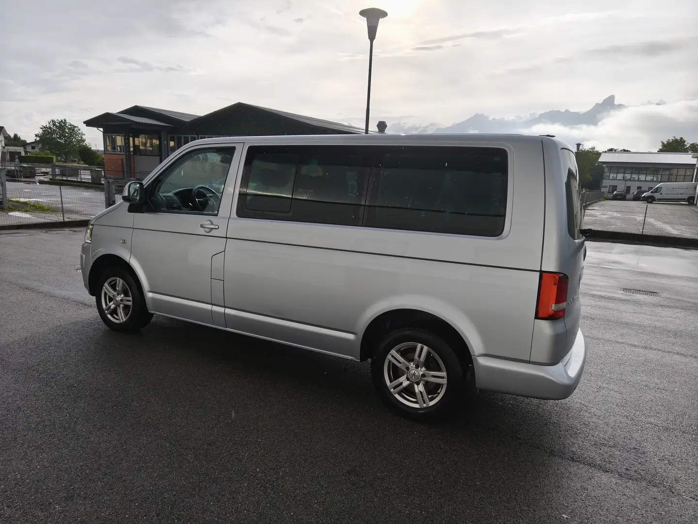 Volkswagen T5 Caravelle - 2