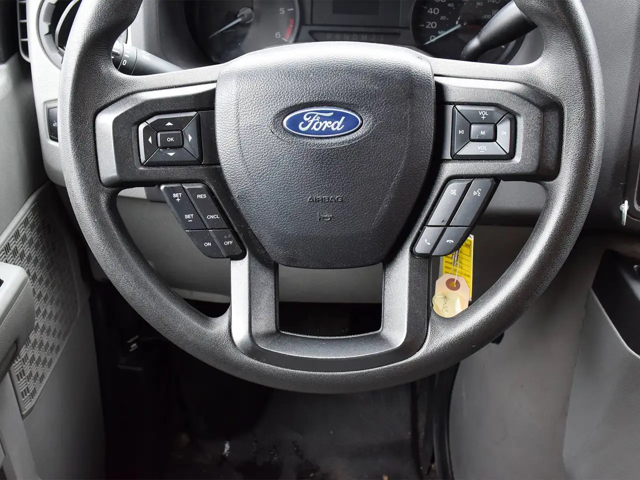Ford E-Series Cutaway снимка Ford E-Series Cutaway