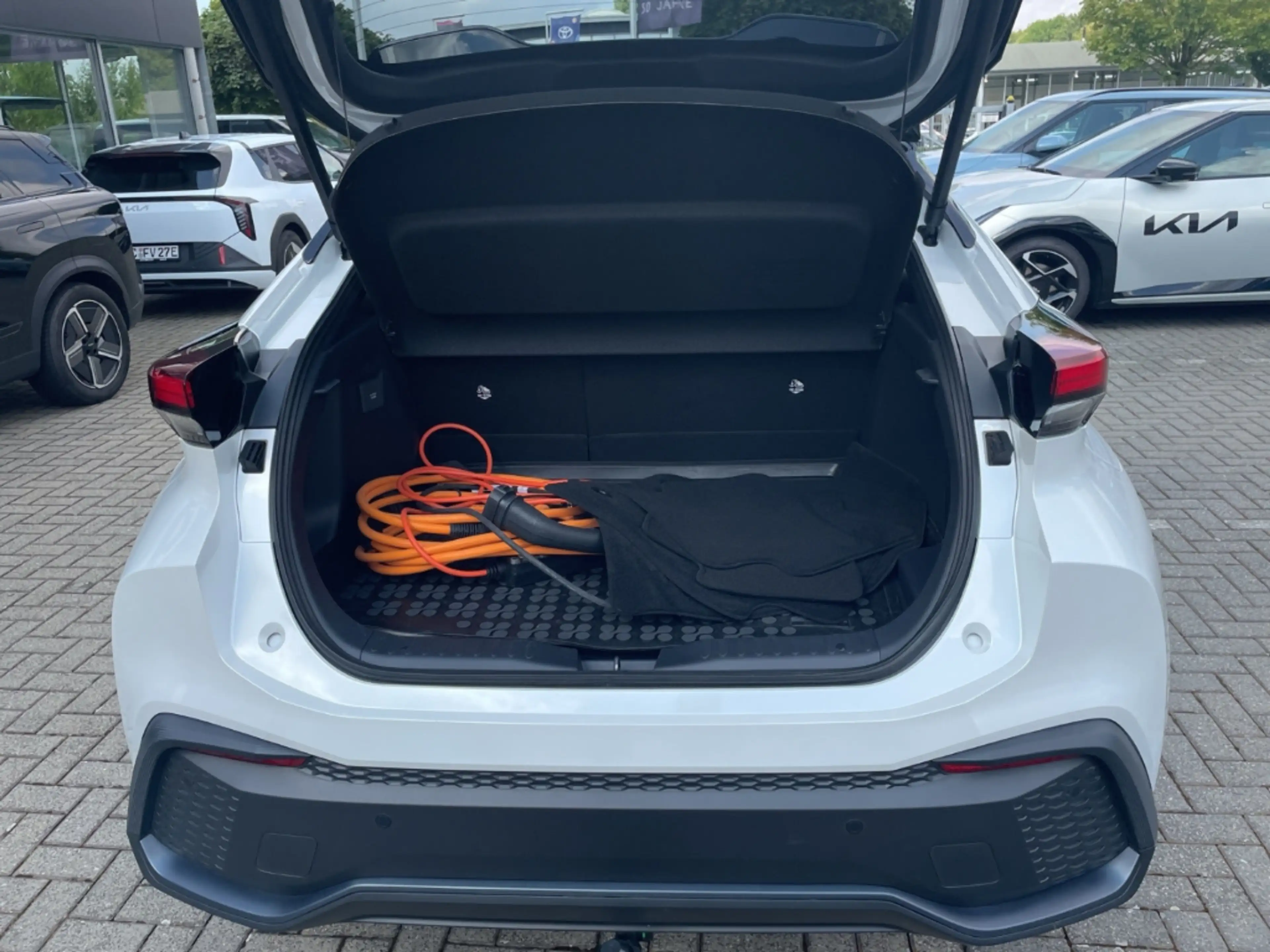 Toyota C-HR Plug-In Hybrid FWD Teamplayer — photo 7