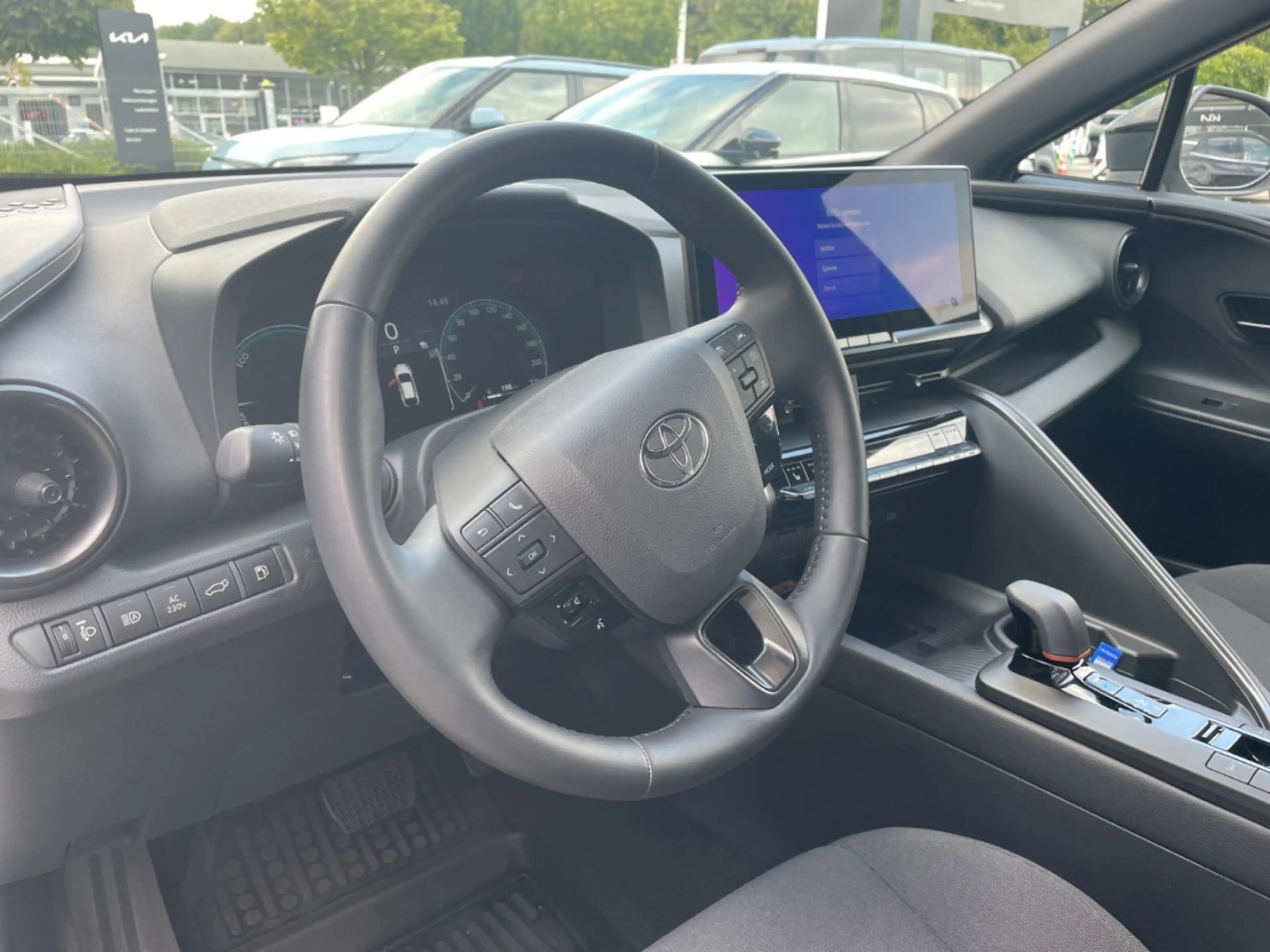 Toyota C-HR Plug-In Hybrid FWD Teamplayer — photo 9