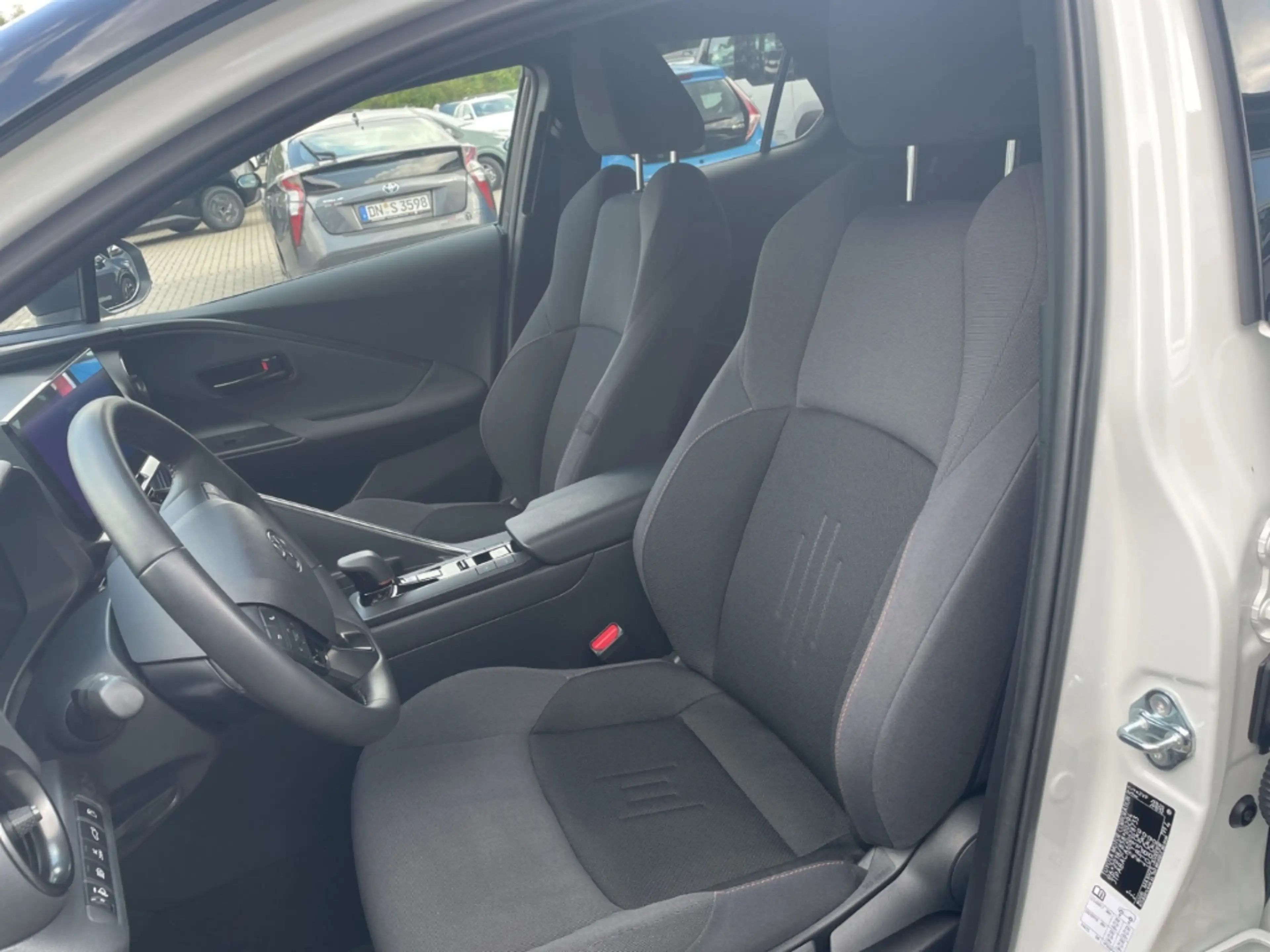 Toyota C-HR Plug-In Hybrid FWD Teamplayer — photo 8