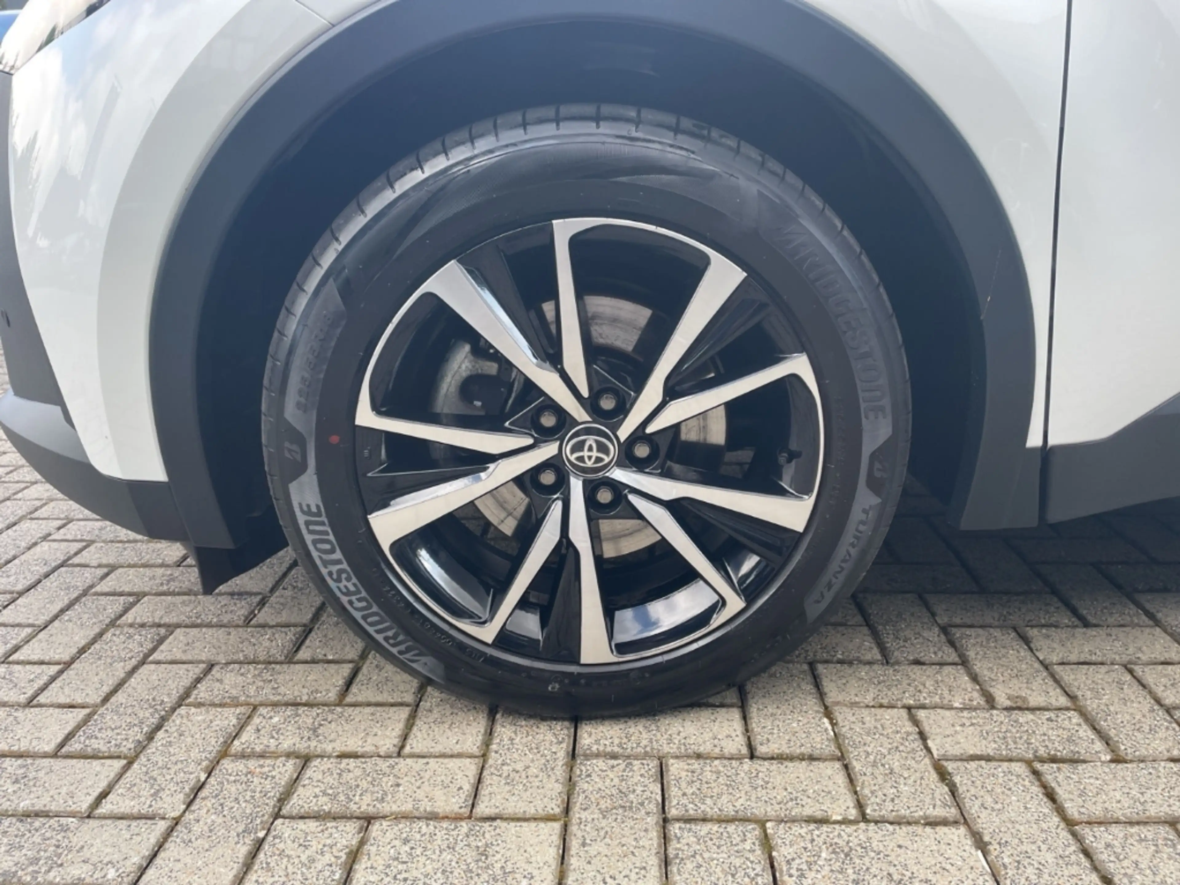 Toyota C-HR Plug-In Hybrid FWD Teamplayer — photo 6
