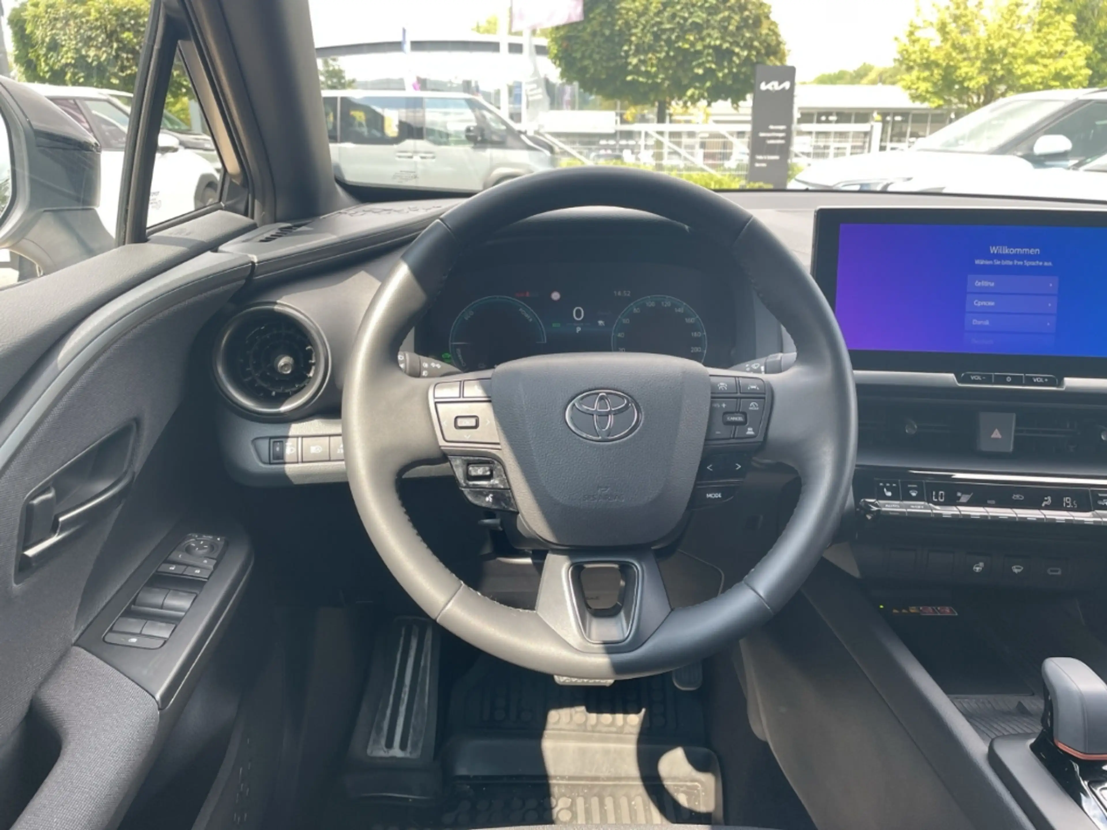 Toyota C-HR Plug-In Hybrid FWD Teamplayer — photo 13