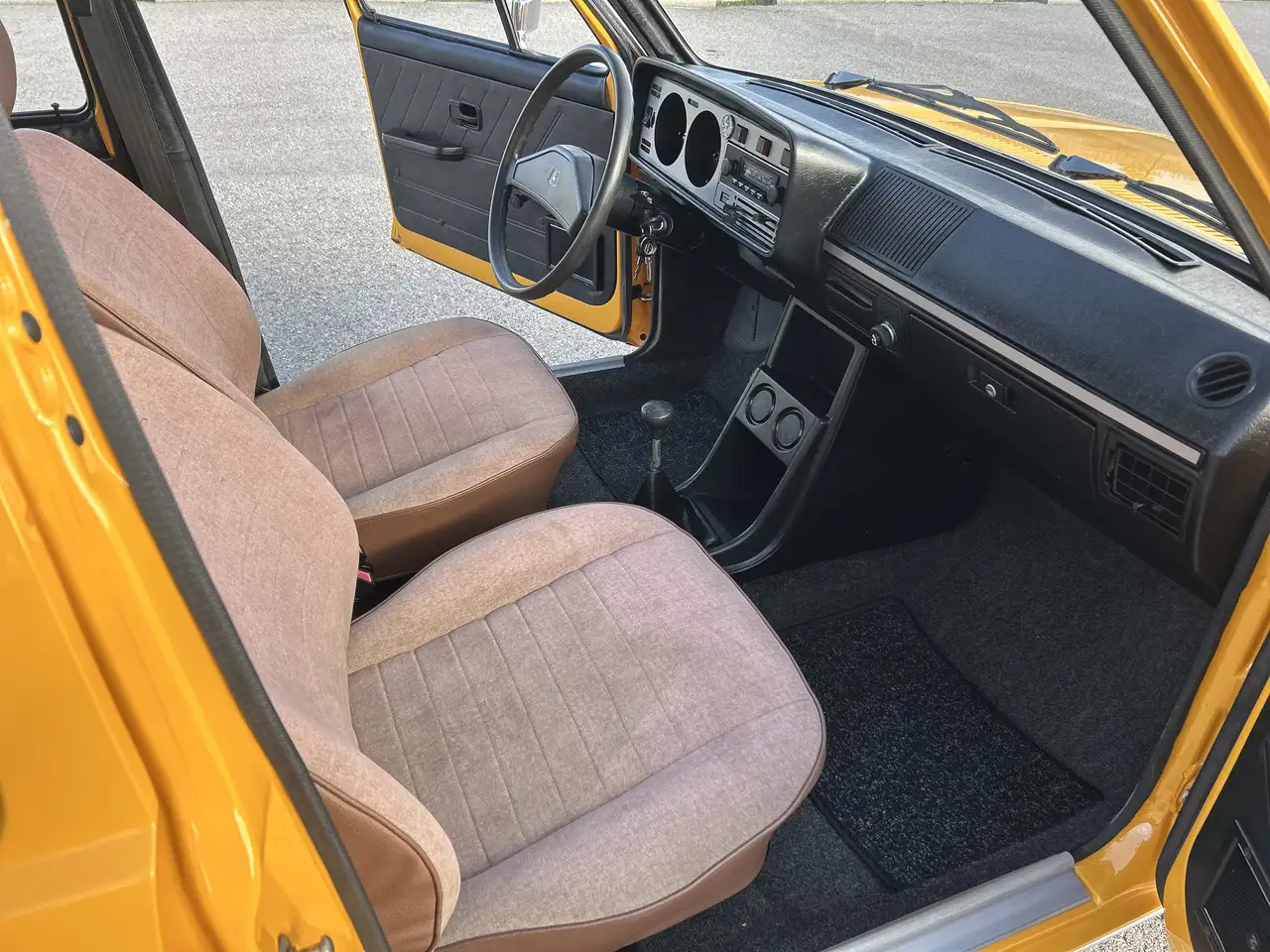 Volkswagen Golf L, 1.1L, 50 JAHRE OLDTIMER "SCHWALBENSCHWANZ", foto 12