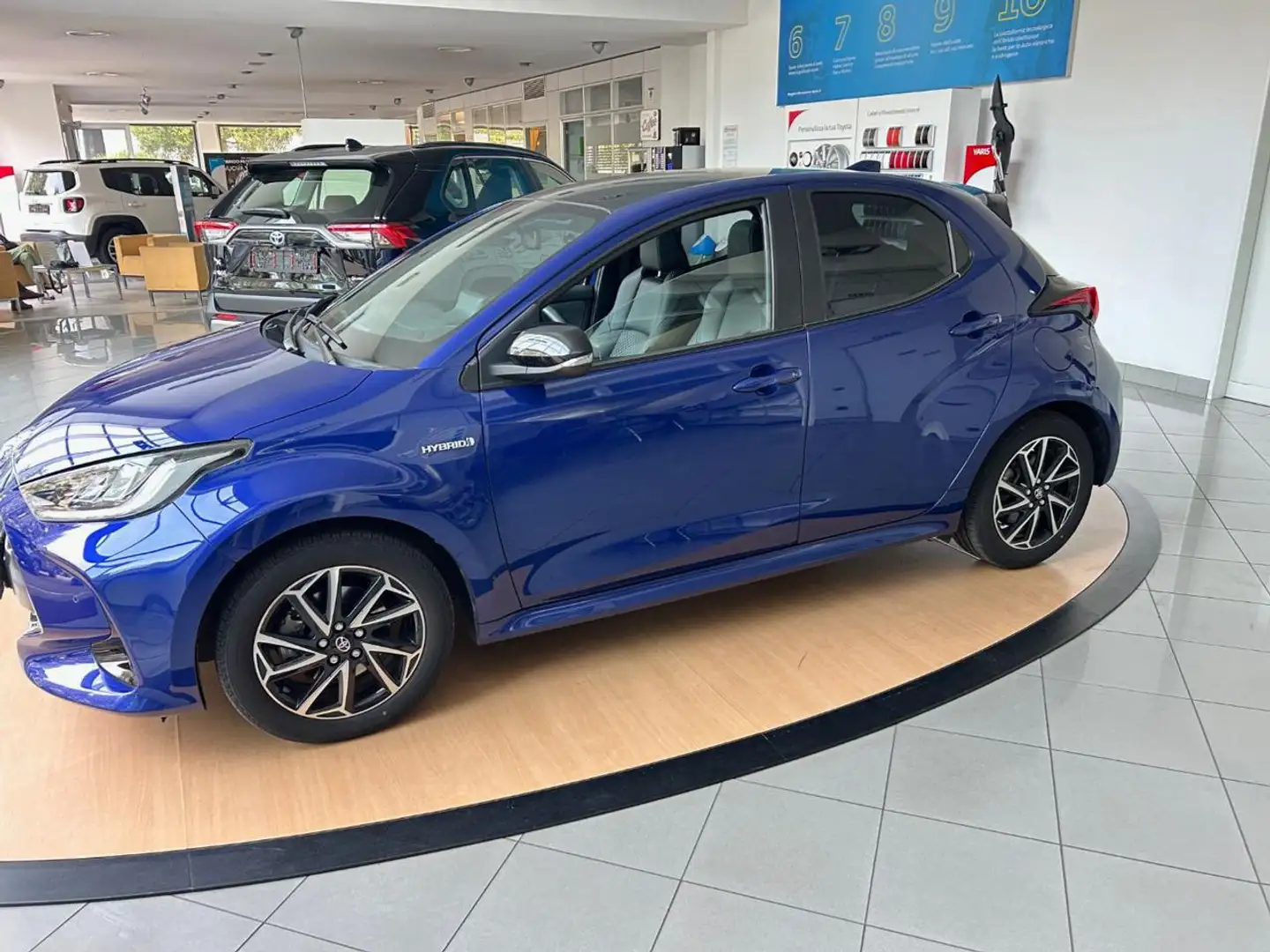 Toyota Yaris 1.5 Hybrid 5 porte Lounge Blu/Azzurro - 2