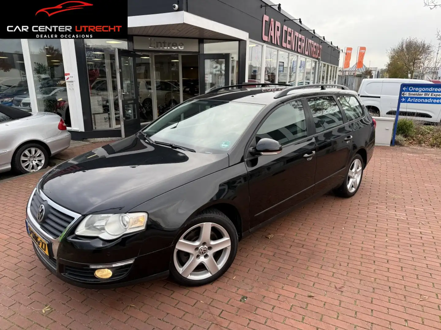 Volkswagen Passat Variant 1.6 FSI Highline Business 6vers navi airco Zwart - 1