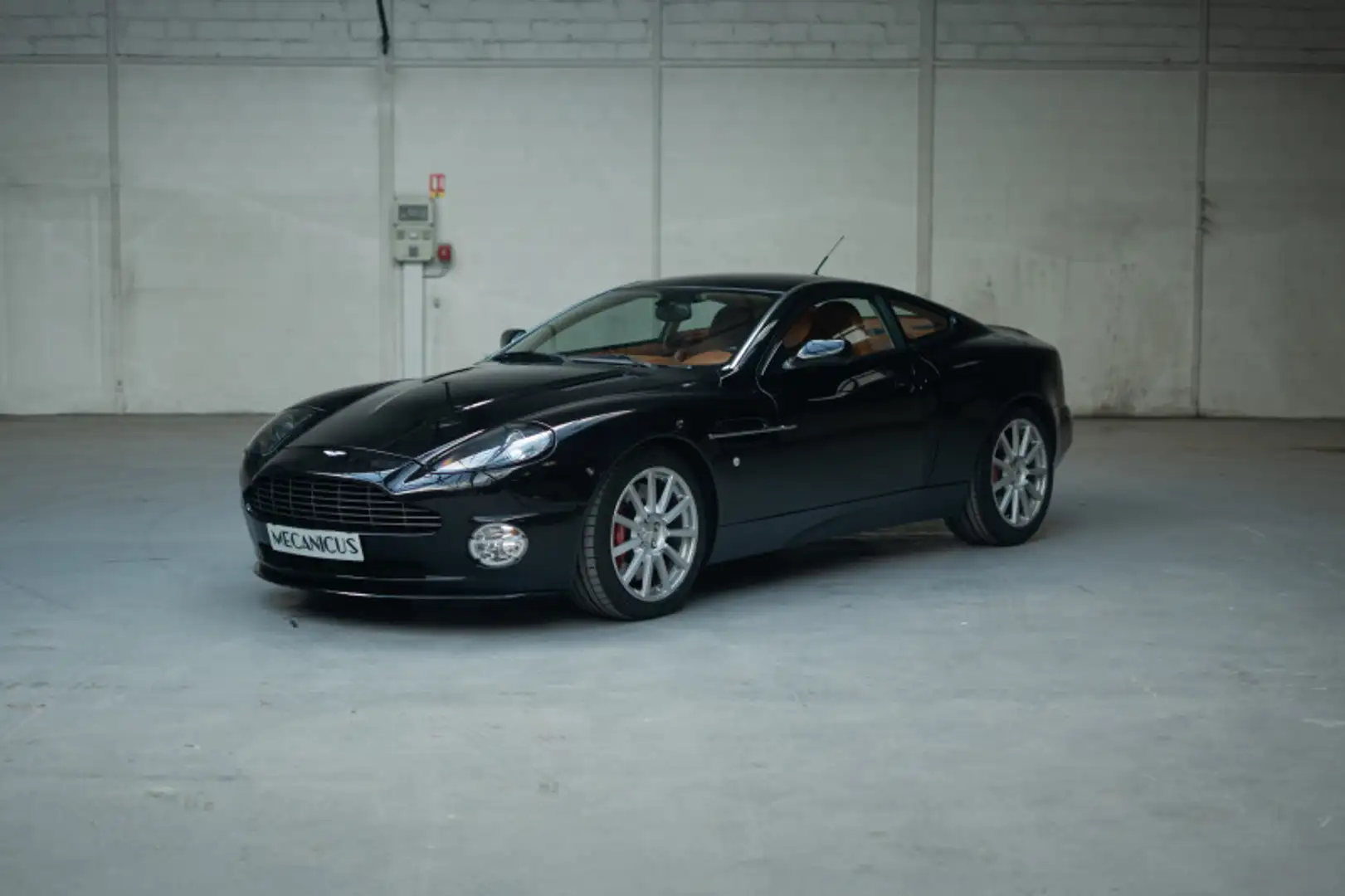 Aston Martin Vanquish *Noir Onyx \u0026 Kestrel Tan* Schwarz - 1