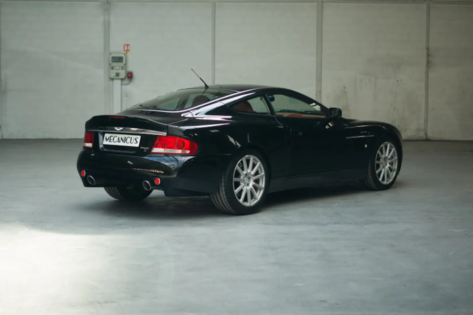 Aston Martin Vanquish *Noir Onyx \u0026 Kestrel Tan* Schwarz - 2