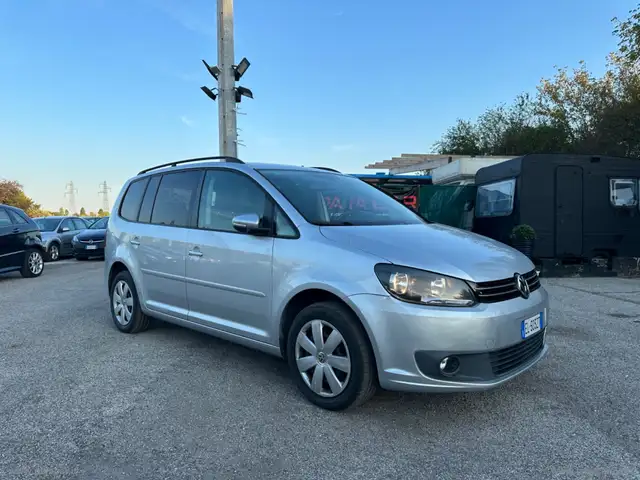 Volkswagen Touran view 3