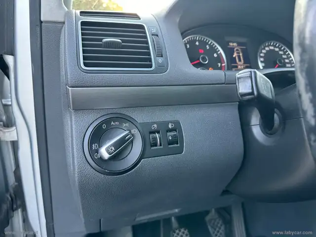 Volkswagen Touran view 8