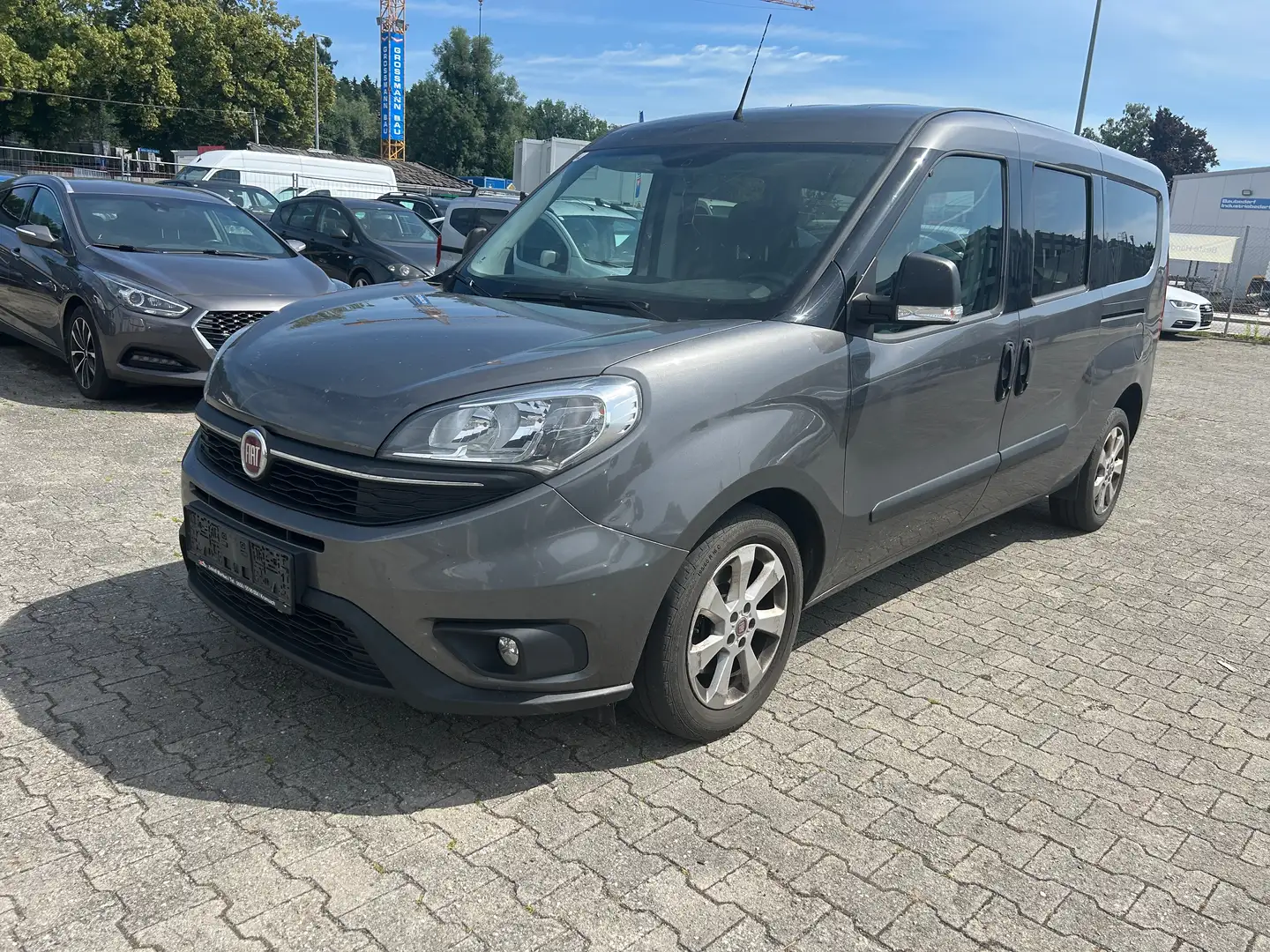 Fiat Doblo Cargo Maxi Grau - 1