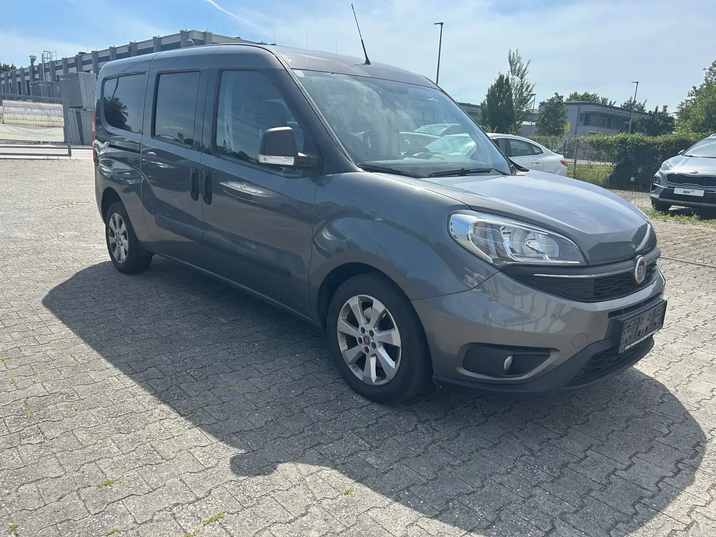 Fiat Doblo Cargo Maxi Grau - 2