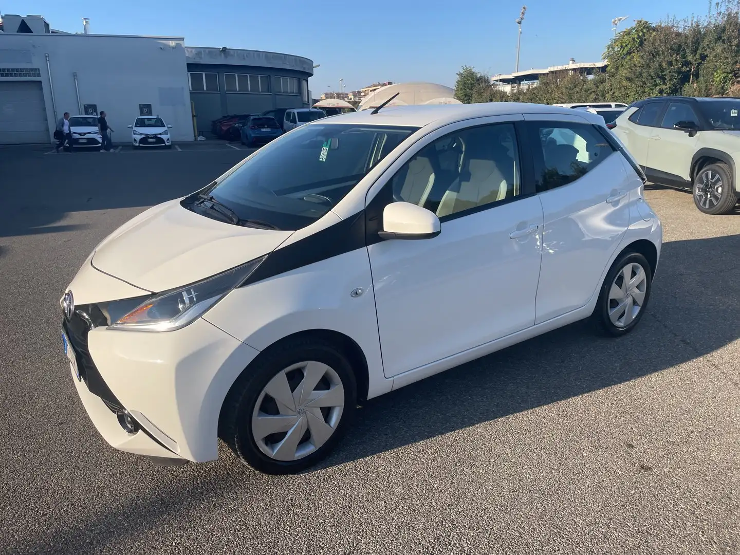 Toyota Aygo Aygo 1.0 VVT-i 69 CV 5 porte x-business MMT    iv Weiß - 1