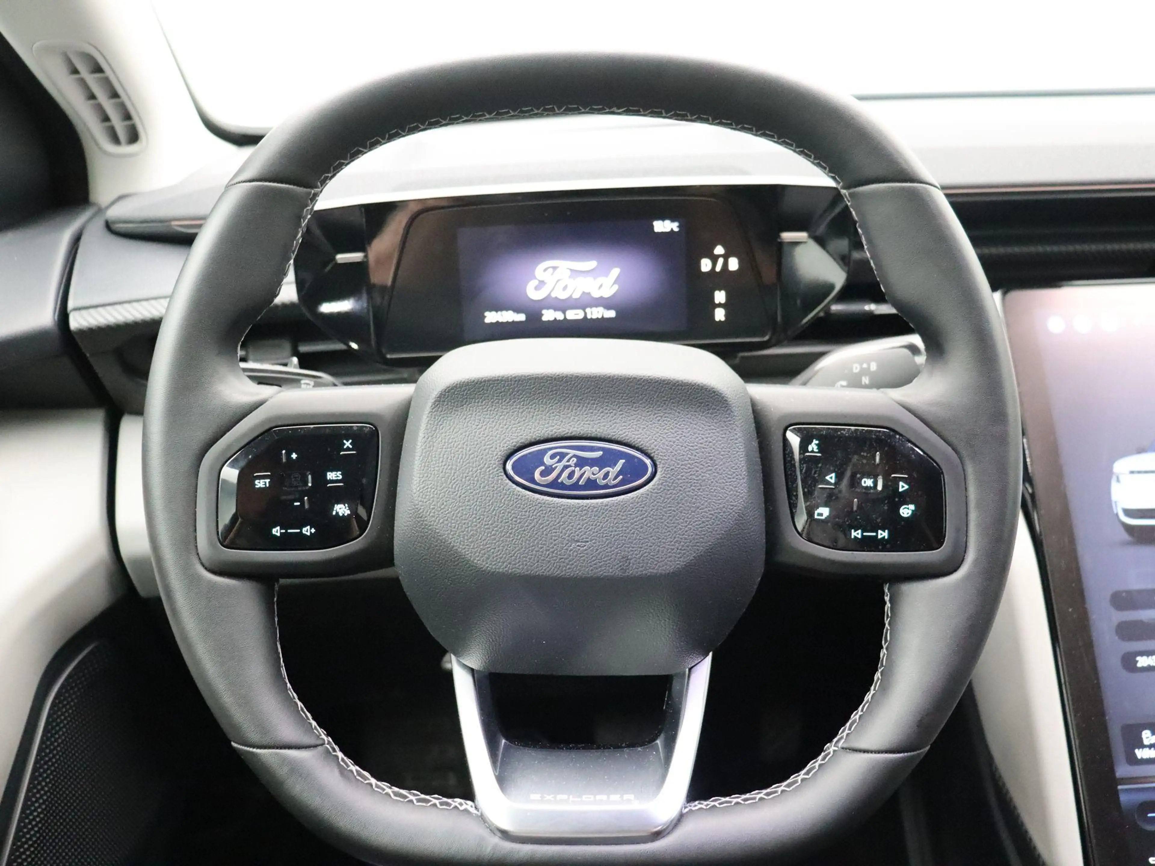 Ford Explorer Premium Extended Range RWD 77 kWh — photo 11