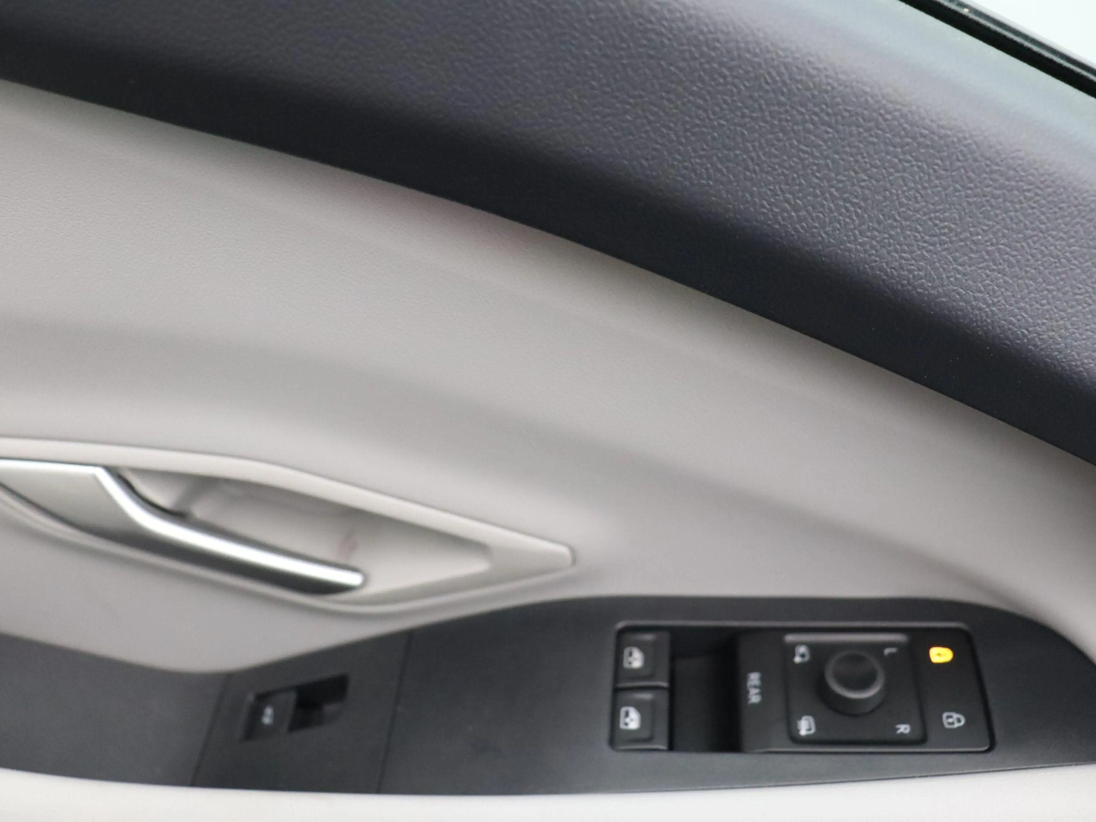 Ford Explorer Premium Extended Range RWD 77 kWh — photo 8