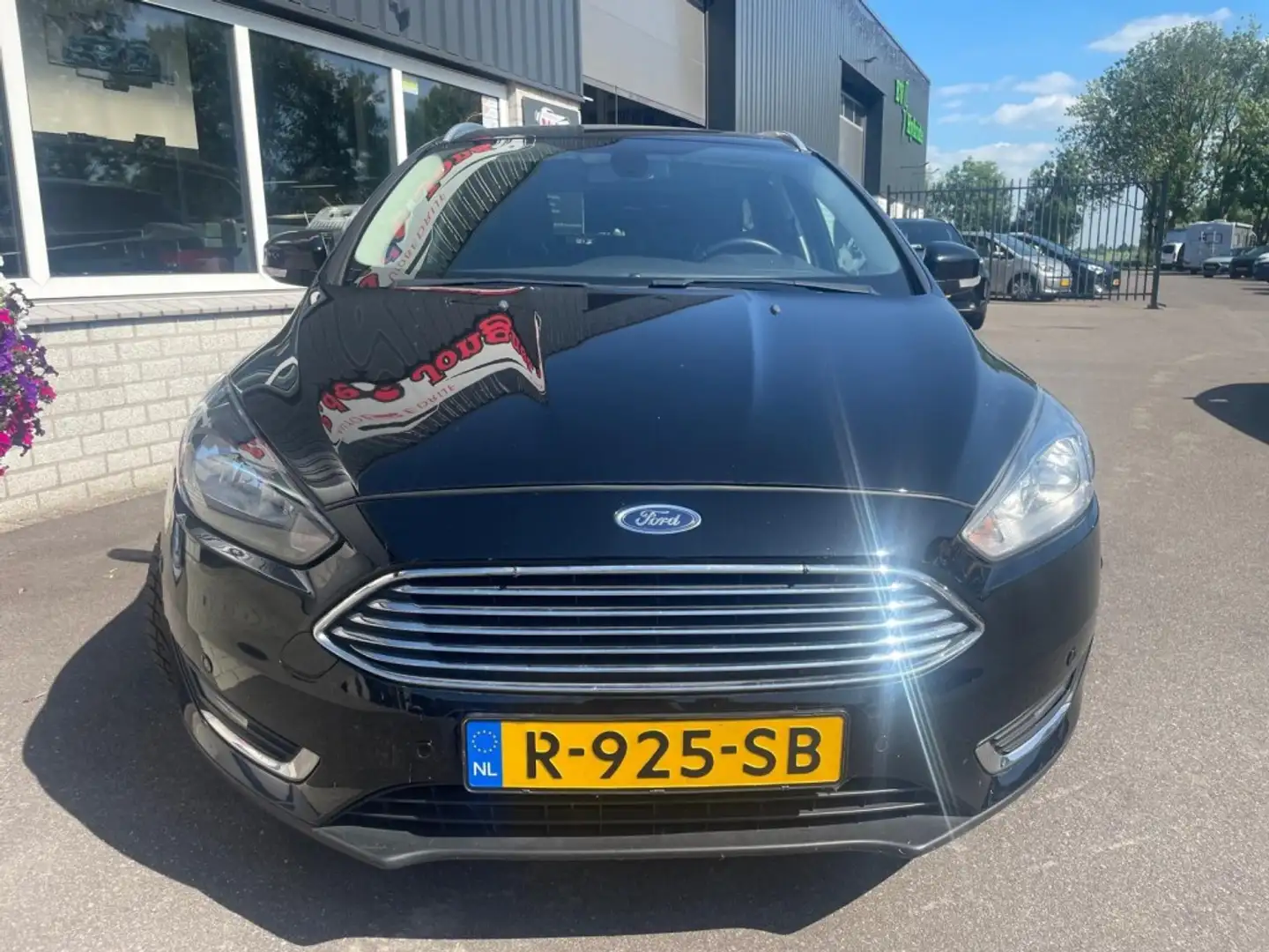Ford Focus 1.0 TITANIUM EDITION Zwart - 2