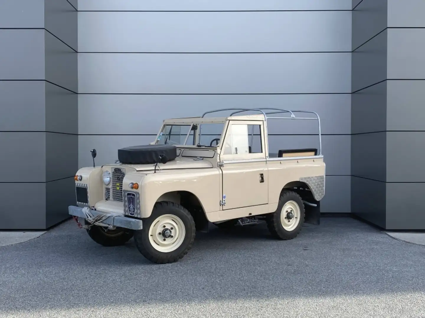 Land Rover 88 BACHE Бежевый - 1