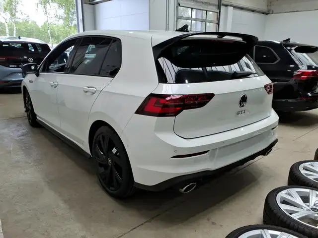 Volkswagen Golf view 3