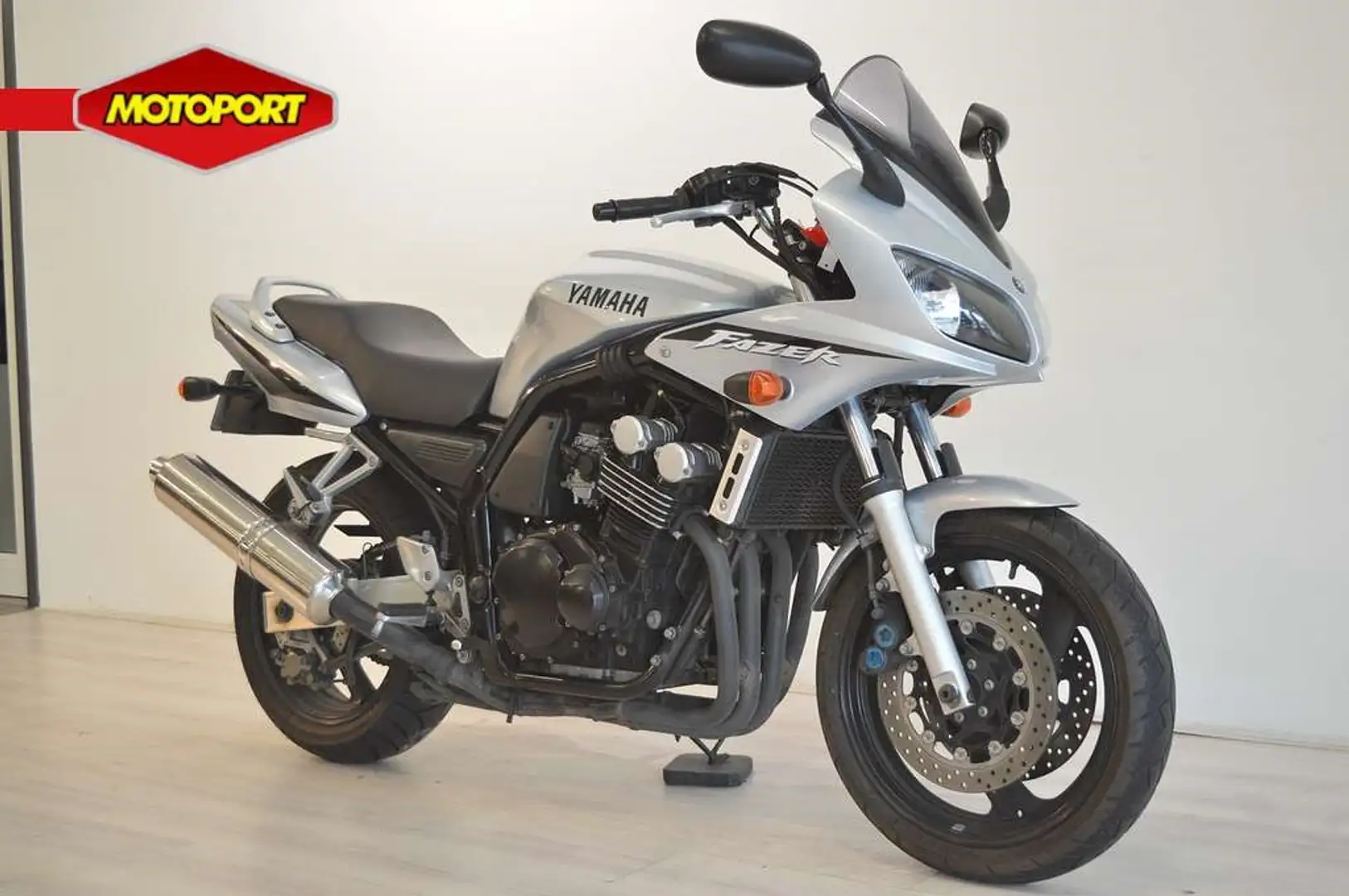 Yamaha FZS 600 FAZER Zilver - 2