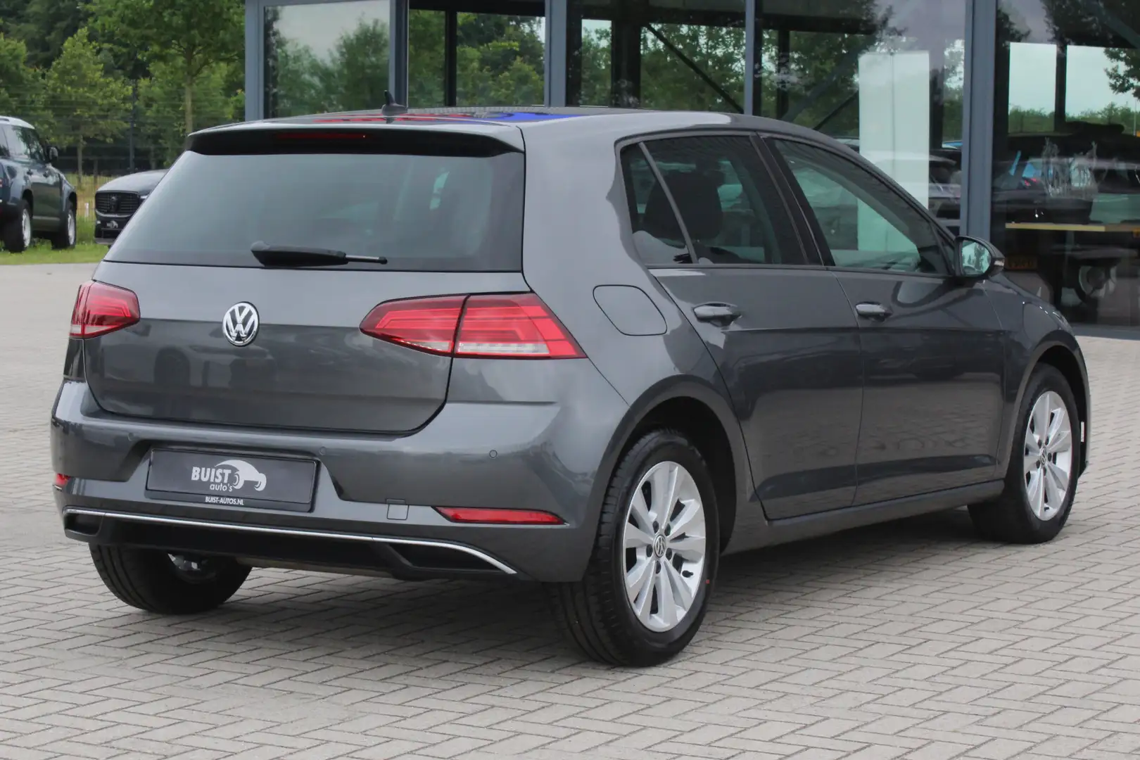 Volkswagen Golf 1.6 TDI Comfortline DSG NAVI CARPLAY 127384KM! Grijs - 2