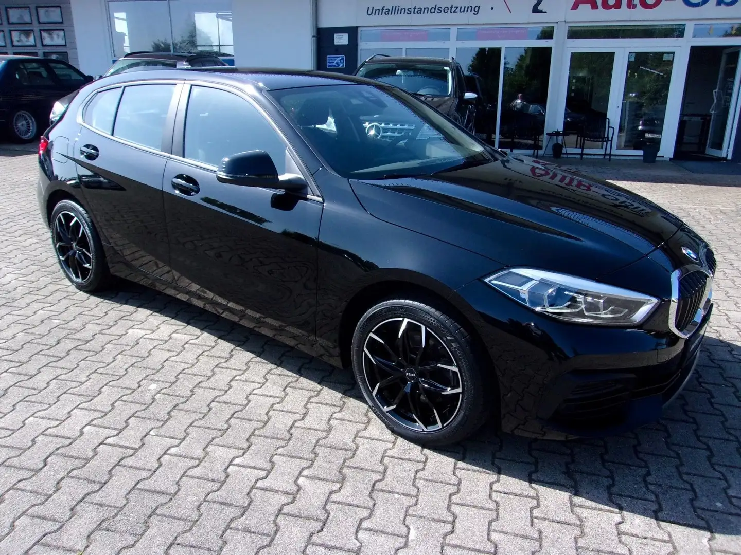 BMW 118 i Schwarz - 2