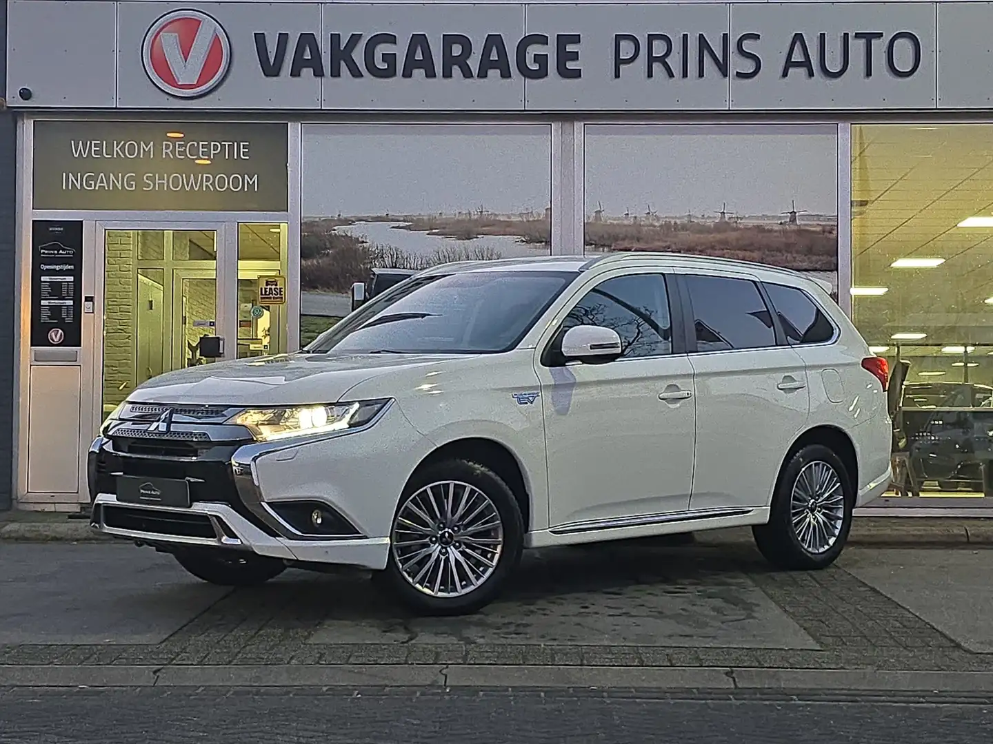 Mitsubishi Outlander 2.4 PHEV Intense+ |STOELVW|NAVI|TREKHAAK|CAMERA|CL bijela - 1