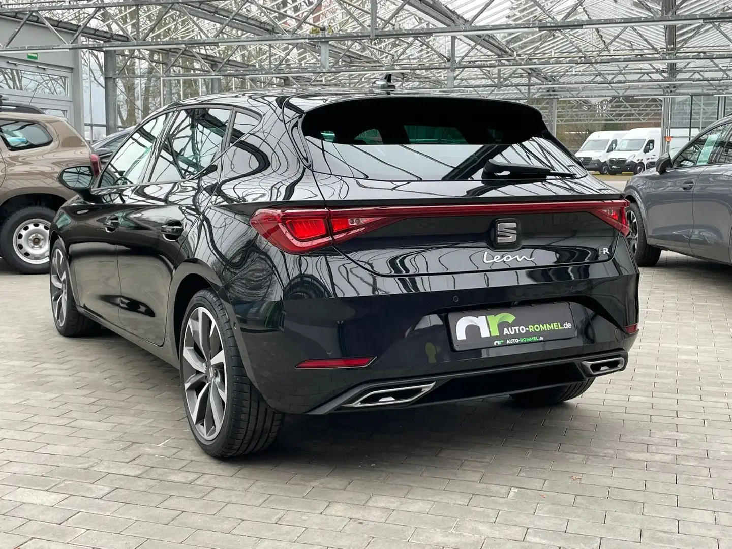 SEAT Leon 2.0 TDI DSG FR Pano RFK LED Assist Virtual Schwarz - 2