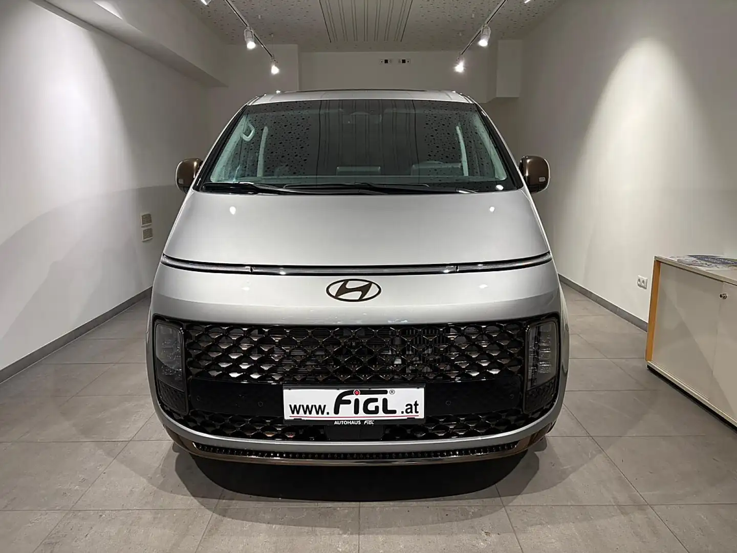 Hyundai STARIA Staria 1,6 T-GDI HEV Prestige Line Aut. Silber - 2