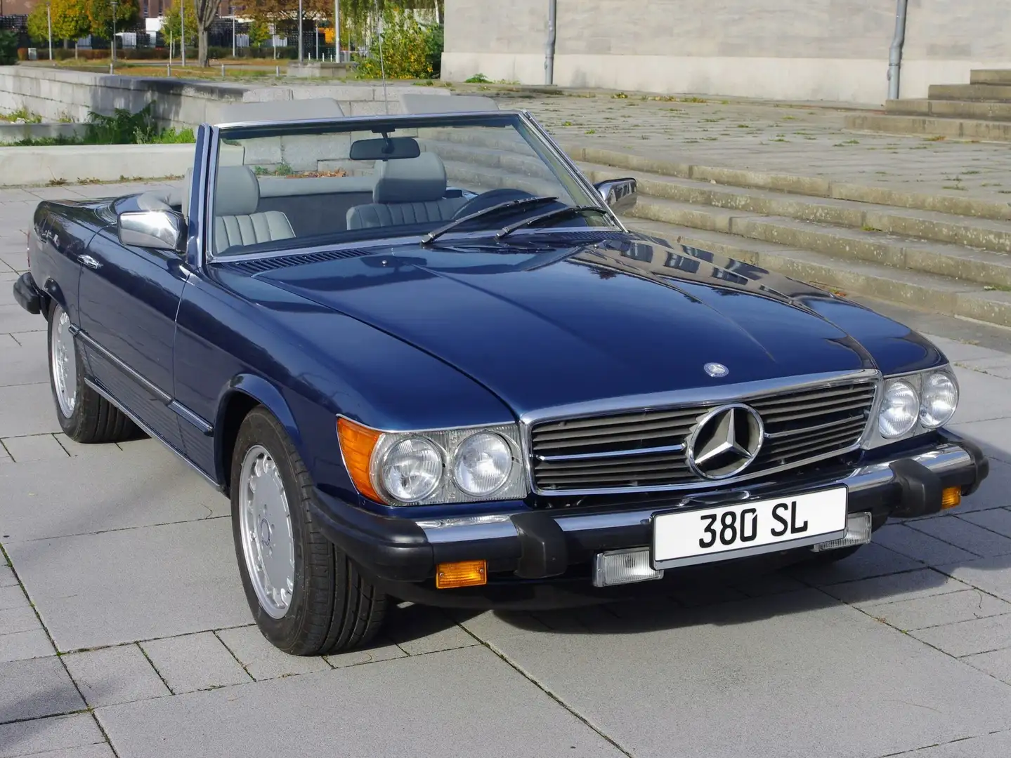 Mercedes-Benz SL 380 Blue - 1