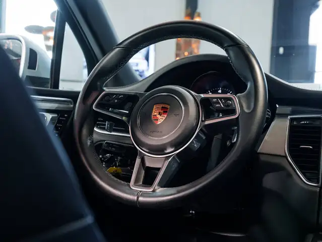 Porsche Macan view 8