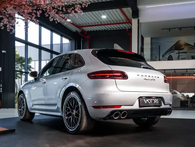 Porsche Macan view 4