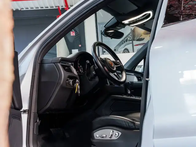 Porsche Macan view 11