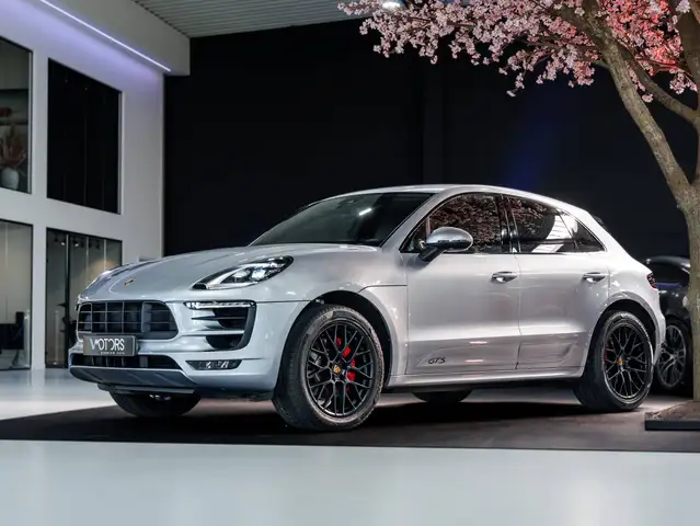 Porsche Macan view 3