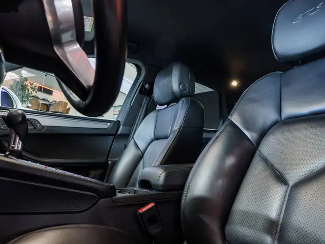Porsche Macan view 12