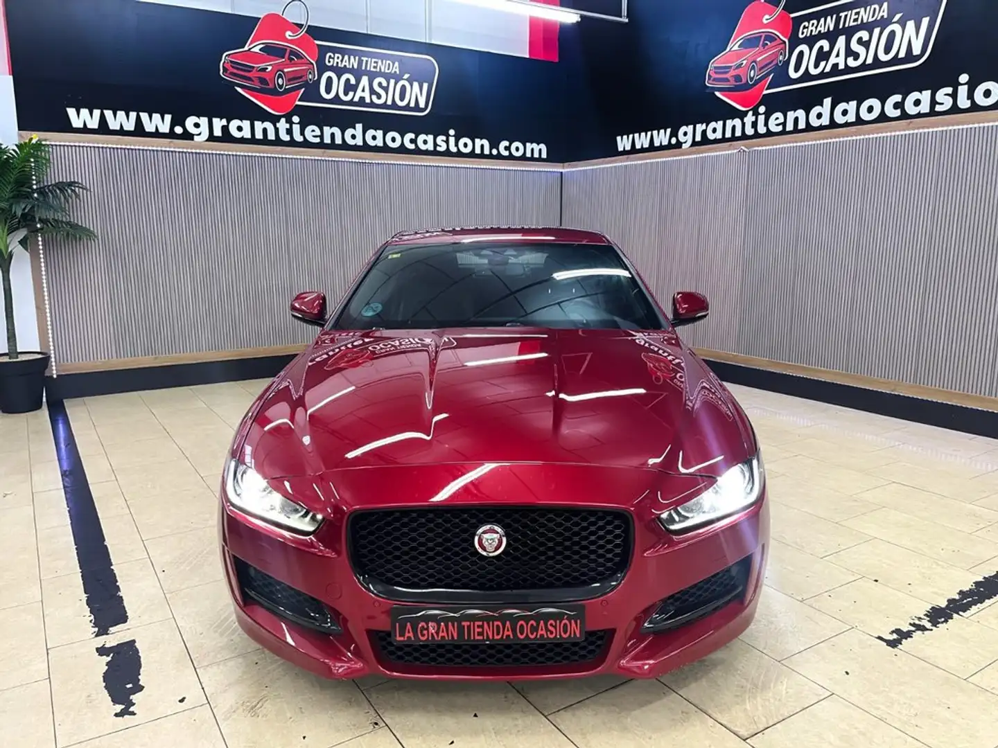 Jaguar XE 2.0 Diesel R-Sport AWD Aut. 180 Rouge - 2