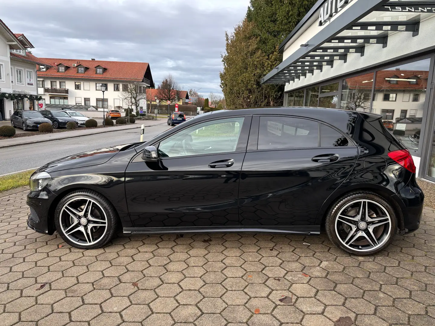 Mercedes-Benz A 180 A 180 BlueEfficiency AMG PANORAMA 18LM PDC NOGHT Schwarz - 2