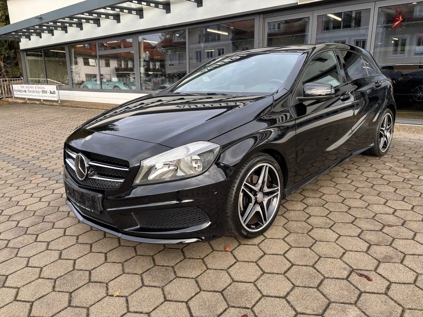 Mercedes-Benz A 180 A 180 BlueEfficiency AMG PANORAMA 18LM PDC NOGHT Schwarz - 1