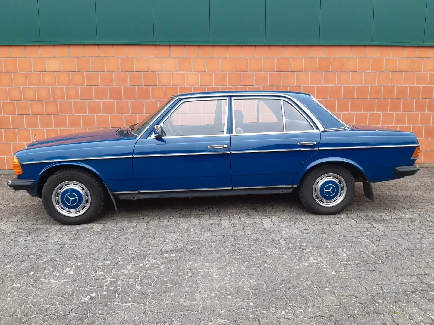 Mercedes-Benz 240 Diesel W123 - kerngesunder Zustand Blau - 1