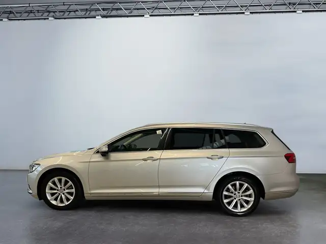 Volkswagen Passat view 3